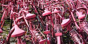 Zahlreiche rosa bemalte Fahrräder