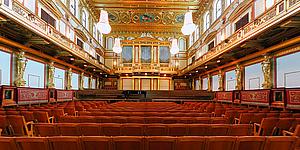 Der Große Musikvereinssaal des Wiener Musikvereins auch Goldener Saal genannt mit Blick Richtung Orchestergraben. Im Vordergrund die rote Samtbestuhlung, Bild mittig die goldene Orgel