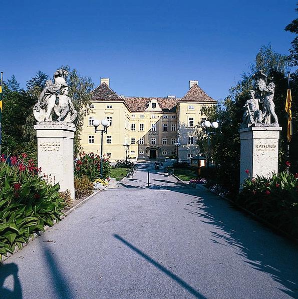 Eingang vom Schloss Vöslau