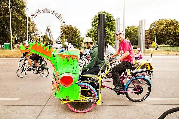 Zwei Bastler haben ihr Rad in einen grünen Drachen verwandelt und eine Musikanlage eingebaut