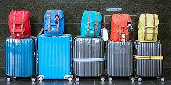 2 Blaue Koffer und ein grauer Koffer stehend