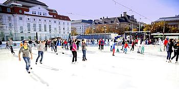 Eislaufplatz mit vielen Menschen 