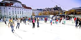 Eislaufplatz mit vielen Menschen 