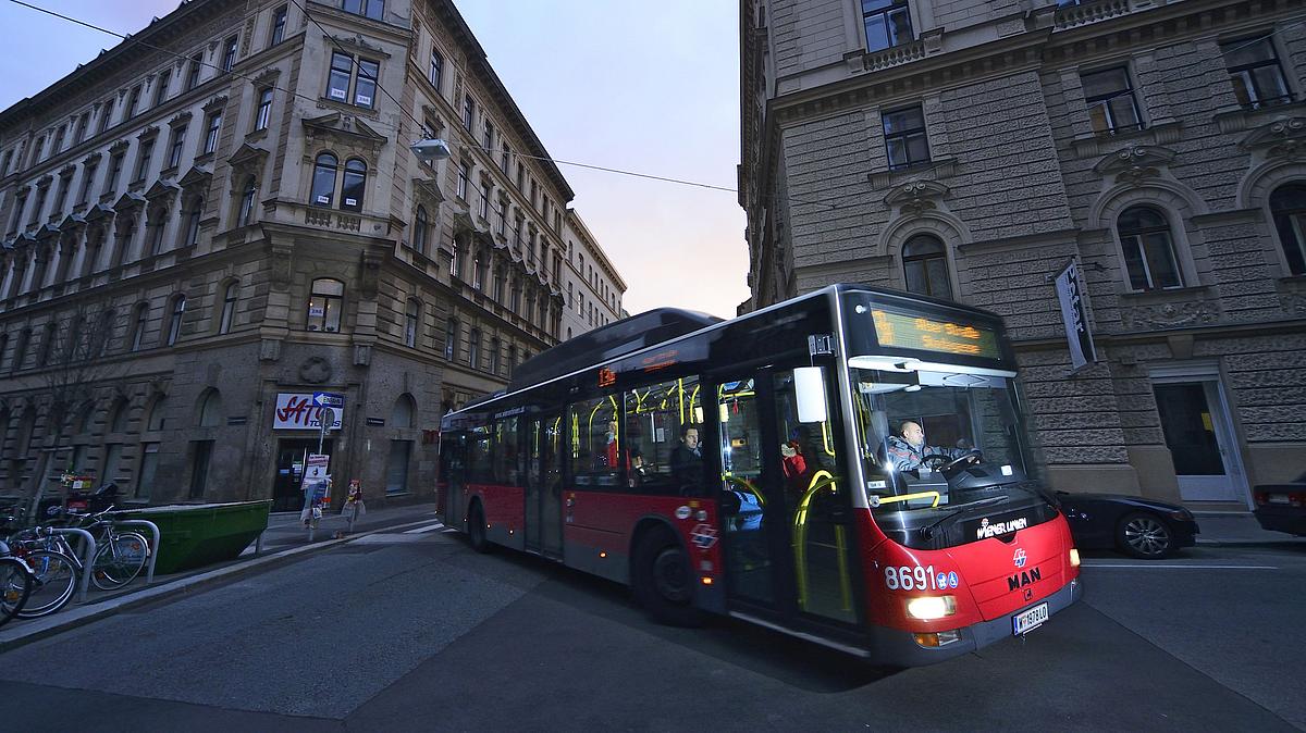 Bus der Wiener Linien schlängelt sich in der Dämmerung durch die Straßen.