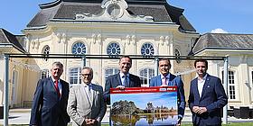 Schloss Laxenburg Investitionsscheck wird überreicht von Vertretern der Länder Wien und NÖ