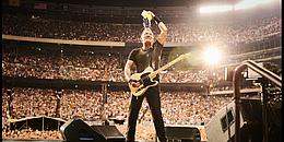 Bruce Springsteen auf einem Konzert vor vollem Publikum