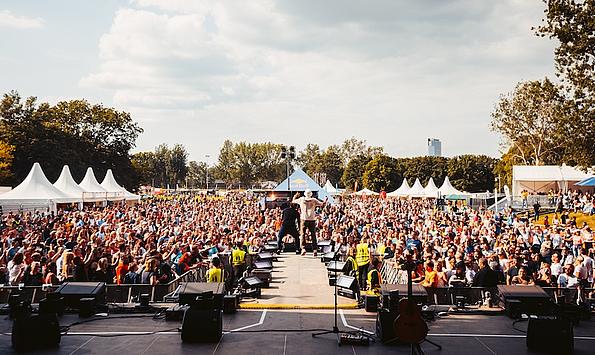 Blick von Bühne auf Zuschauermenge, Donauinsel Open Air Festival