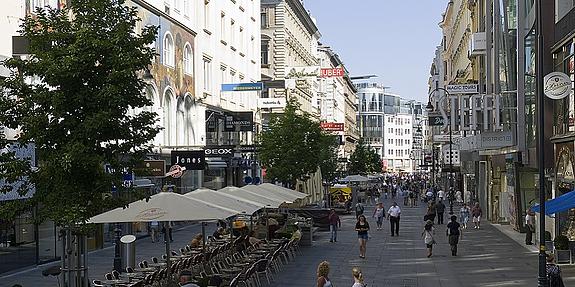 Einkaufsstraße in Wien, Menschen beim Einkaufen