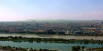 Weitwinkel auf die Donau, mit der Neuen Donau, Donauinsel, Wien Skyline und im Hintergrund den Wienerwald.