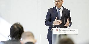 Finanzminister Brunner bei der Pressekonferenz zum Energiekostenausgleich