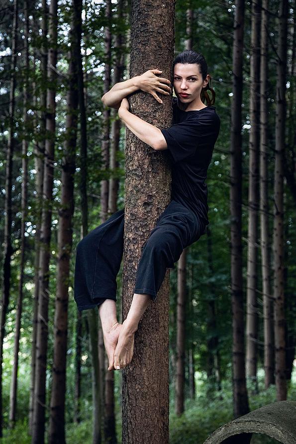 Österreichische Musikerin Soap&Skin klettert auf einen Baum