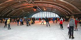 Eisläufer in einer Halle