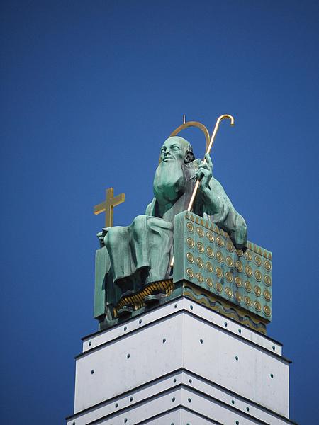 Statue auf Otto Wagnerkirche in Steinhof.
