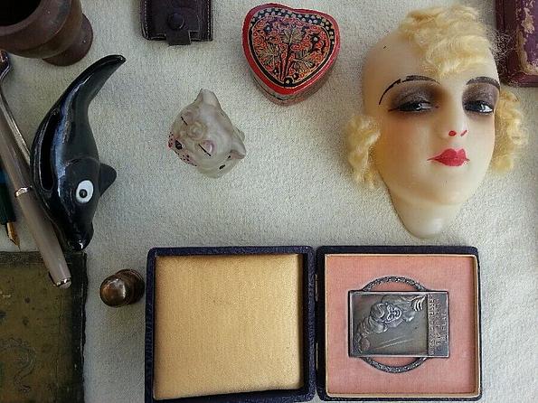 Marktstand mit einem Puppenkopf, Makeup und einer herzförmigen Schatulle