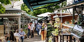 Von Menschen besuchte Stände und Lokale am Wiener Kutschkermarkt
