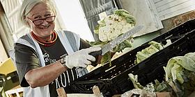 Wiener Tafel ehrenamtliche Mitarbeiterin sortiert Lebensmittel
