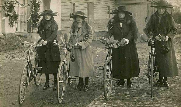 Vier Frauen stehen neben ihren Fahrrädern
