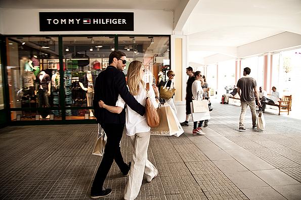 Ein Paar beim Einkaufen im Designer Outlet Parndorf