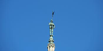 Bild vom Wiener Rathausmann auf der höchsten Spitze des Wiener Rathauses.