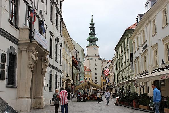 Bratislava mit schön restaurierter Innenstadt, im Hintergrund die Turmspitze.