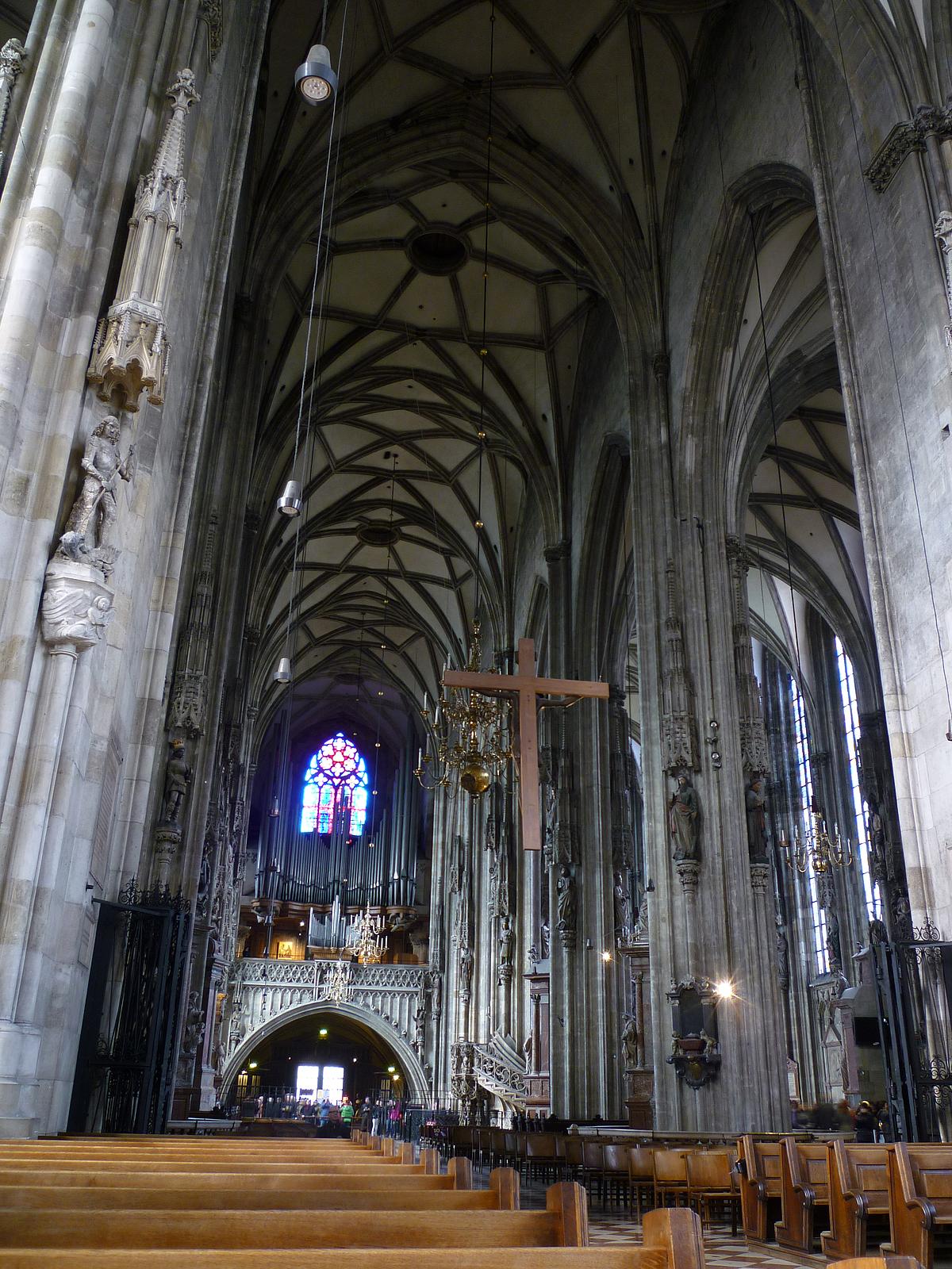 Orgel im Stephansdom - darüber kann man ein sehr kunstvolles Gewölber erkennen.