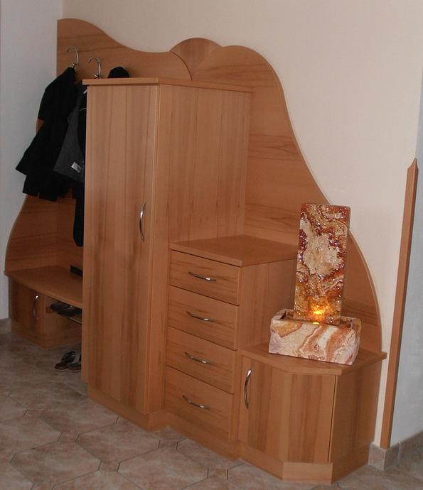 Garderobe in L Form, eckförmig aus hellem Holz