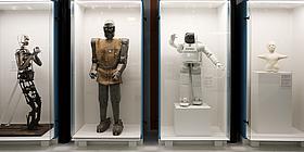 4 Roboter aus unterschiedlichen Generationen