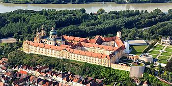 Gesamte Klosteranlage Melk aus der Vogelperspektive mit Donaufluß und Stadthäuser