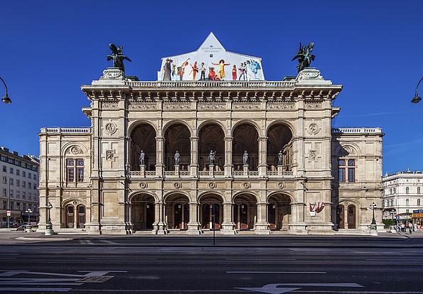 Frontalansicht der Oper in Wien