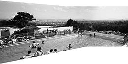 Schwarz-weiß Bild eines Schwimmbeckens mit toller Aussicht über die Stadt Wien
