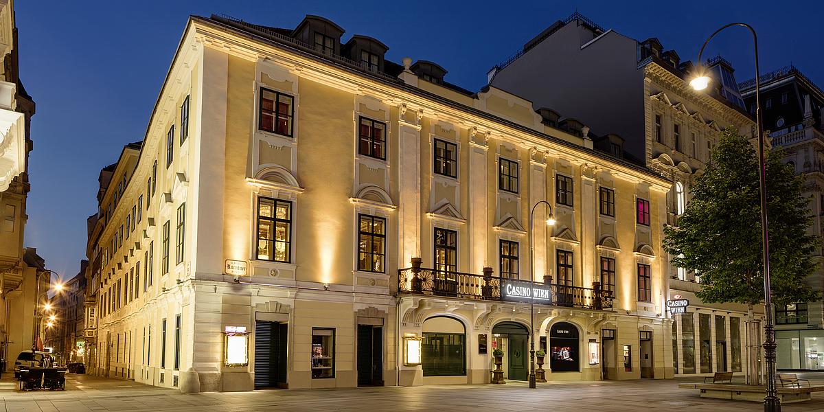 Casino Wien in der Kärtnerstraße beleuchtet bei Nacht