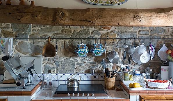 rustikale Küche mit Steinen als Rückwand