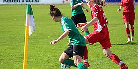 Zwei Frauenteams spielen Fußball gegeneinander