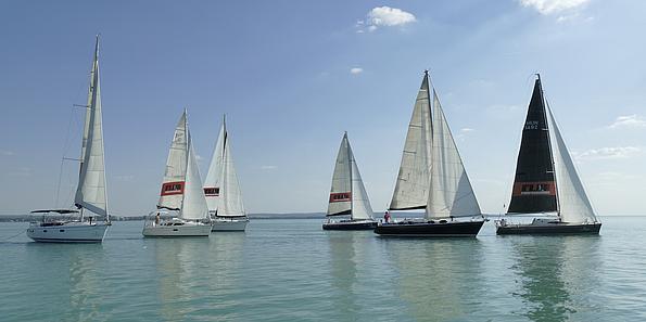 Mehrere Segelschiffe am See