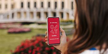 Blick auf Vienna City Card App, im Hintergrund ein Gebäude