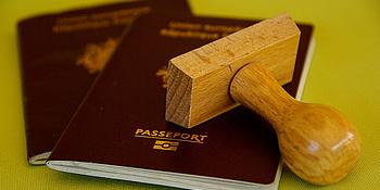 Lange Wartezeiten beim Pass-Antrag am Bezirksamt: Symbolbild Reisepass mit Stempel