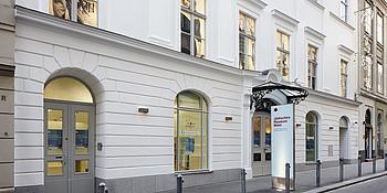 Fassade in weiß des Jüdischen Museums Wien