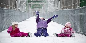 Kinder, die im Schnee spielen