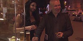 Conchita Wurst & Jean Paul Gaultier am Würstelstand Bitzinger bei Käsekrainer und Bier