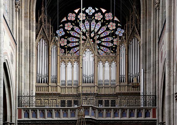 Blick auf die Orgelempore der Kirche.
