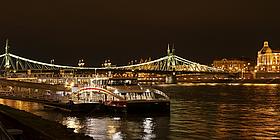 Nachtaufnahme Twin City Liner Katamaran auf der Donau in Budapest