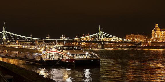 Nachtaufnahme Twin City Liner Katamaran auf der Donau in Budapest