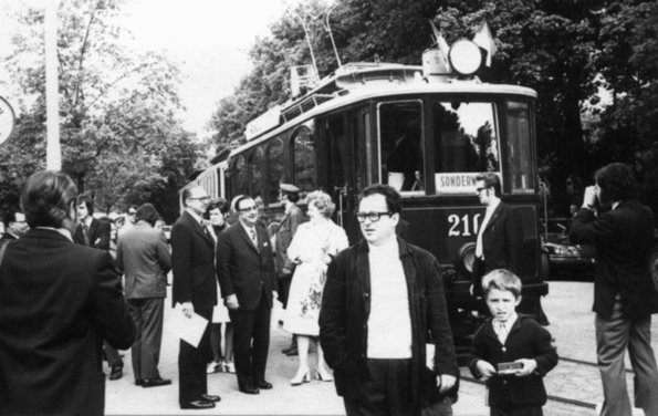 Schwarz-weiß Foto von einer Straßenbahn und Menschen