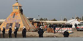 Polizei formiert sich vor Holz-Pyramide auf dem Protestcamp gegen die Lobau-Autobahn