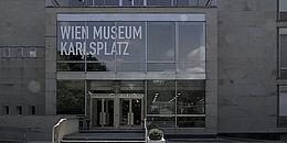 Haupteingang des Wien Museums am Karlsplatz mit verglaster Versade und Treppenaufgang