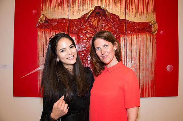 Zwei Damen vor Gemälde "Boss Hemd" von Catherina Sica