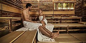 Frau und Mann in der Sauna