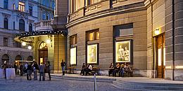 Seitenansicht auf den Eingang vom Raimundtheater Wien