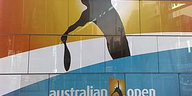 Werbung für das australian open: eine schwarze Silhouette auf orange-weiß-blauem Hintergrund