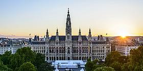 Das Wiener Rathaus in Totale mit Sonnenuntergang